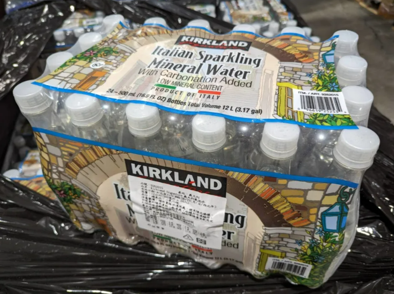 好市多自有品牌「KIRKLAND SIGNATURE義大利氣泡水」近日發現疑似含有塑膠異物，食藥署今天宣布，該產品共有2批次、2520組受影響。   圖：食藥署/提供