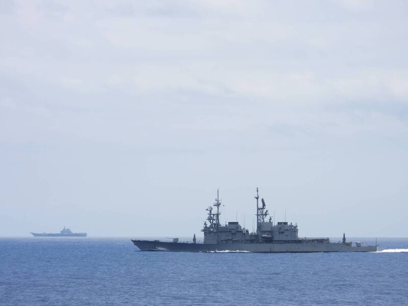 中國「山東號」航空母艦在西太平洋演訓，基隆級驅逐艦「基隆號DDG-1801」監控。   圖：國防部提供