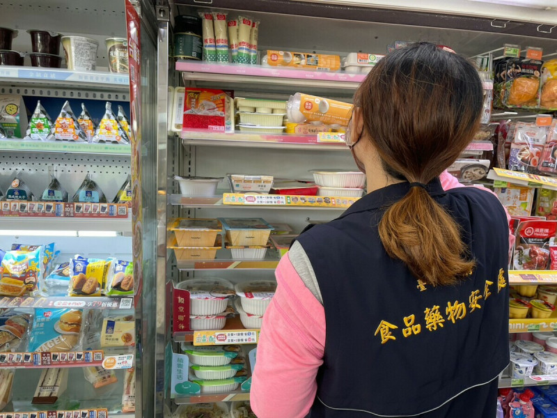 食安處啟動專案前往各大超市賣場稽查。   台中市政府/提供