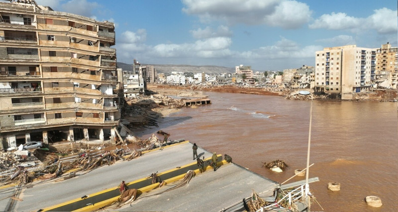 利比亞東部港市德爾納（Derna）遭受規模堪比海嘯的毀滅性洪災，累計逾 11,300 人喪命。   圖：美聯社／達志影像