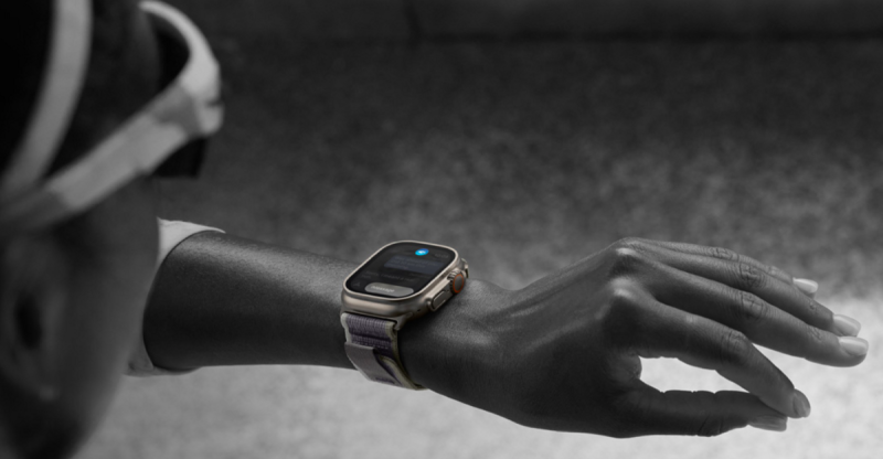 Apple Watch Series 9、Apple Watch Ultra 2這兩款新錶有一大特點是用戶可以透過配戴手錶的手，食指與拇指「雙指互點兩下」的全新手勢，就能接聽或掛斷來電。   圖：取自蘋果官網