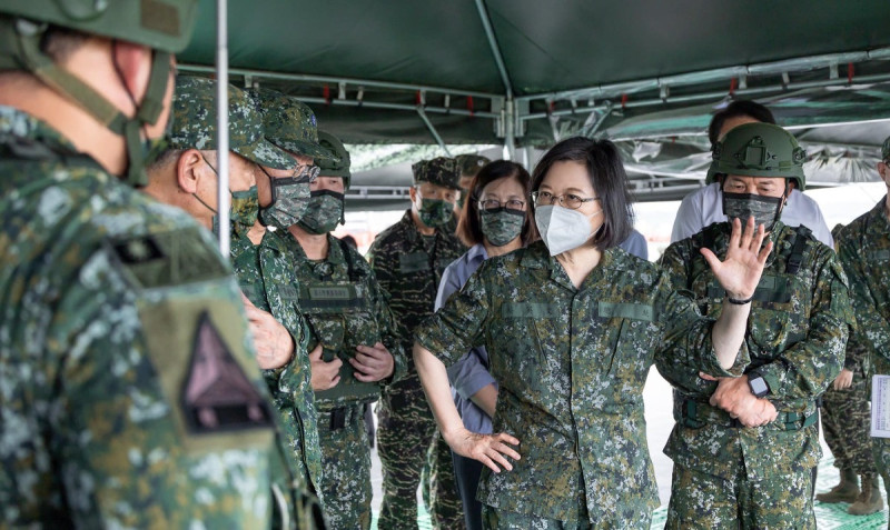 總統蔡英文（右二）無畏中國威脅，致力提升軍力，帶領台灣堅持走民主道路。   圖：翻攝自蔡英文臉書