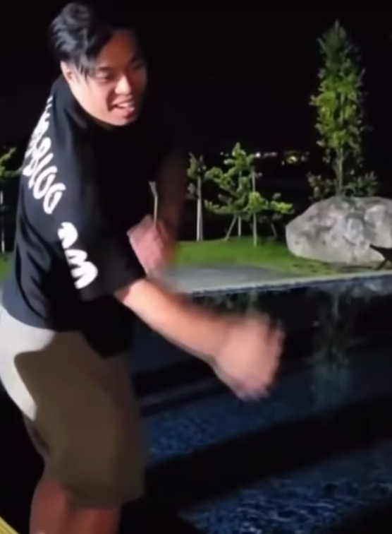 基隆東直播跳水時頭不慎撞到泳池。   圖：翻攝自YouTube
