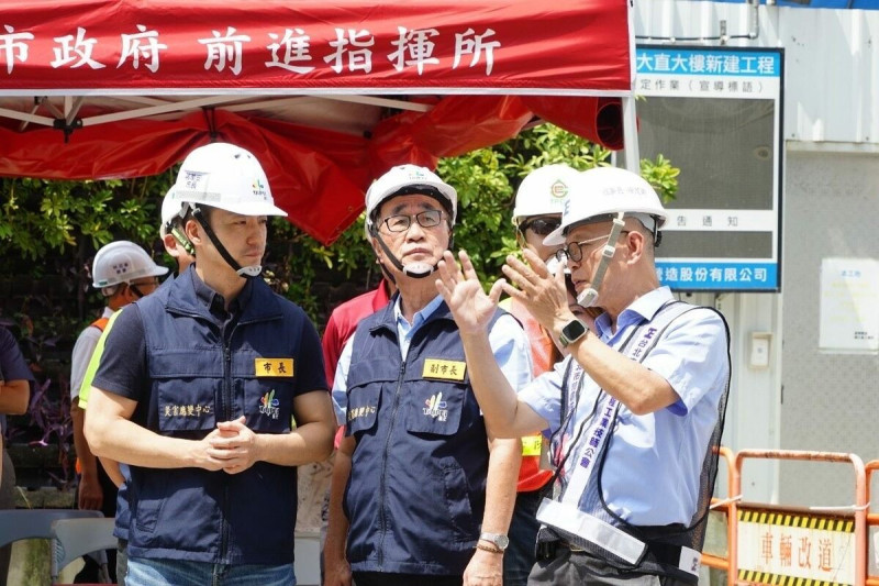 台北市長蔣萬安今(15)日早上親赴基泰大直工地現場，宣布增加第三方專業公會加入鄰損鑑定。   圖：台北市政府提供