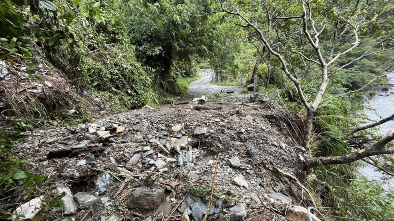 近日再度受到颱風影響，白楊步道多處崩塌、路基流失。   圖：太魯閣國家管理處／提供