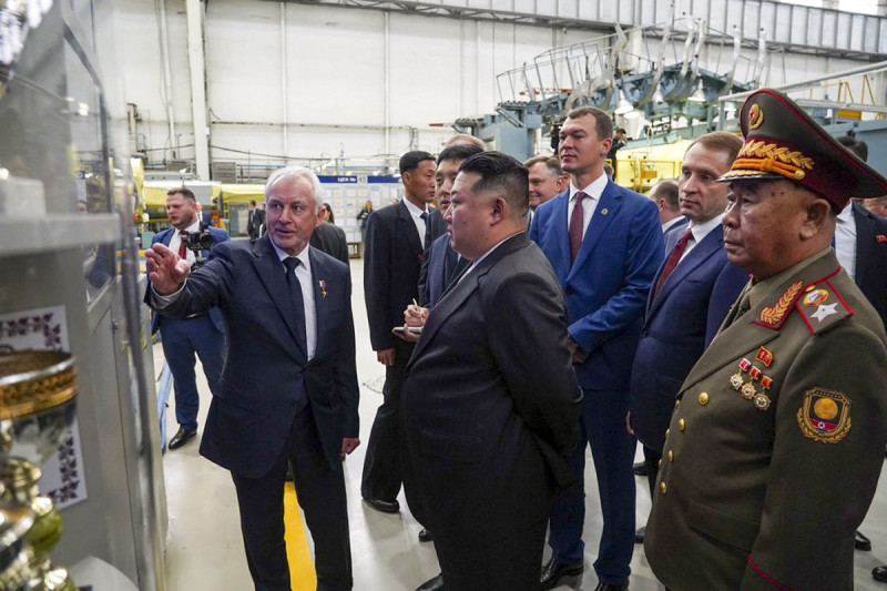 金正恩在俄羅斯副總理兼工業和貿易部部長曼圖羅夫的陪同下，參觀了阿穆爾河畔的加加林飛機製造廠（KnAAZ）。   圖：美聯社/達志影像