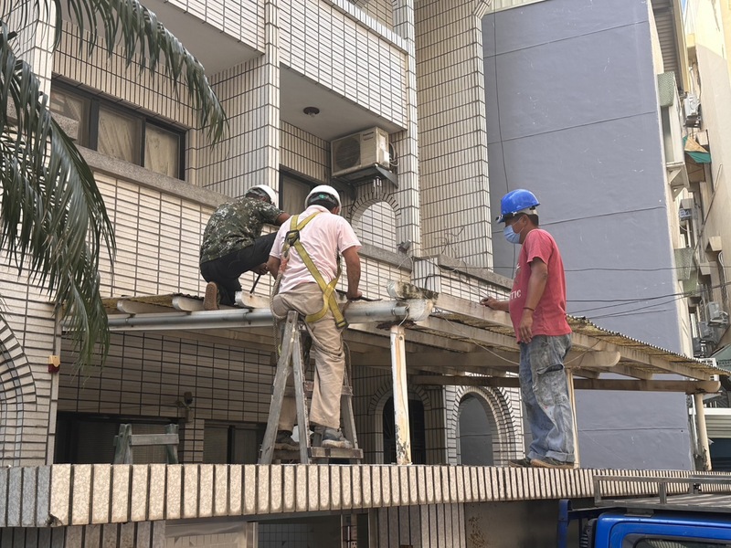 台灣民眾黨總統參選人柯文哲新竹市老家遭疑違建，柯家16日自行雇工進行拆除，拆除範圍包括有疑慮的5樓鐵皮加蓋曬衣場及1樓雨遮。   圖：民眾黨新竹市黨部提供