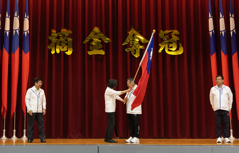 蔡英文總統今（16）天下午抵達國訓中心後，首先頒授國旗予我亞運代表團。   圖：總統府提供