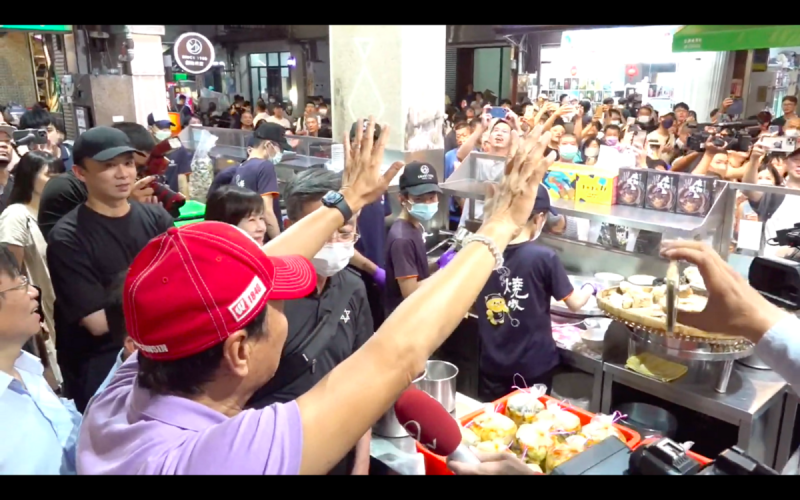 總統參選人郭台銘(16)日晚上到嘉義最有名的文化路夜市，民眾爭相拍照。   圖：翻攝自郭台銘ＹＴ