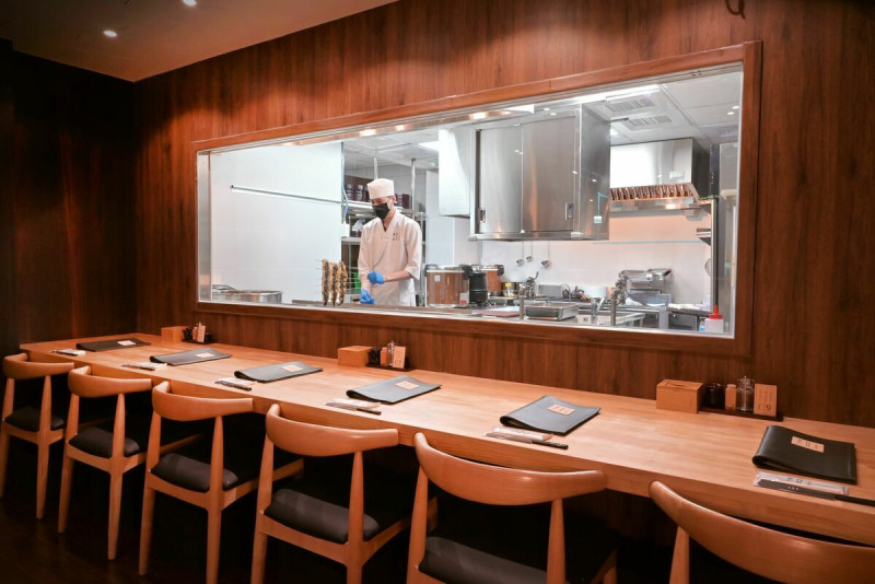 吧台區可透過大面玻璃直透半開放廚房，親睹職人炭火燒炙的畫面。   業者/提供
