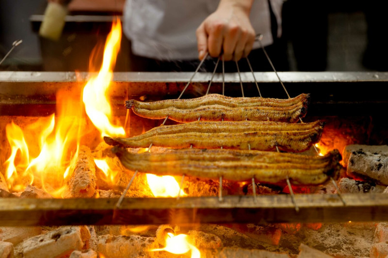 關西烤鰻以炭火直烤為主，全程火烤，表皮更酥脆。   業者/提供