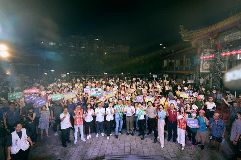 民進黨台北市立委參選人吳沛憶（右）17日晚間舉行「和平保台、溫暖好政」施政願景說明會，   圖：吳沛憶競選辦公室提供