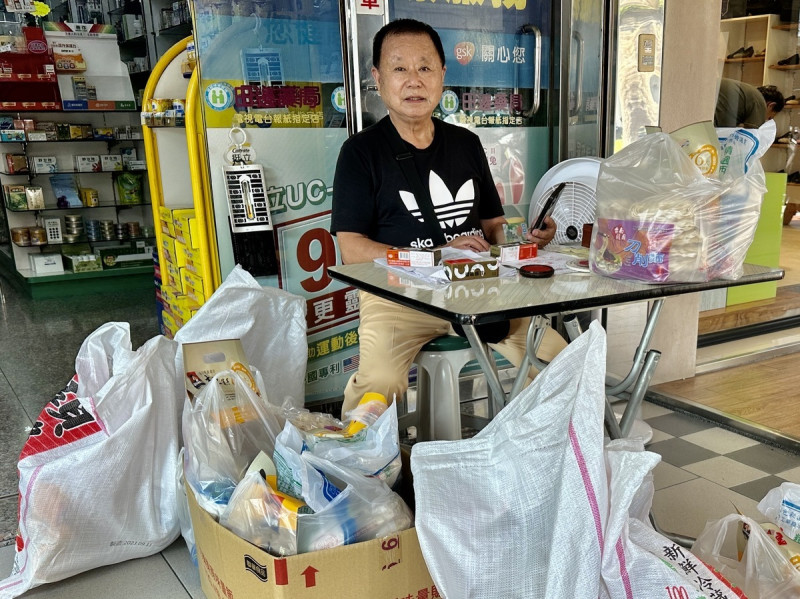 熱心捐血人要詢問捐血活動日期，看見藥局門口擺了桌椅，老闆蘇峰增正忙著發放白米等生活物資給中低收入戶，才發現田邊藥局不僅舉辦捐血活動，也經常救濟貧苦家庭，送便當、捐棺木，善行堪稱是「生老病死無所不包」。   圖：黃博郎／攝