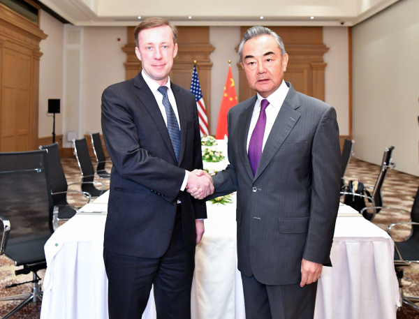 白宮國家安全顧問蘇利文（左）及中國外交部長王毅（右）於9月16日至9月17日會談。   翻攝自中國外交部網站