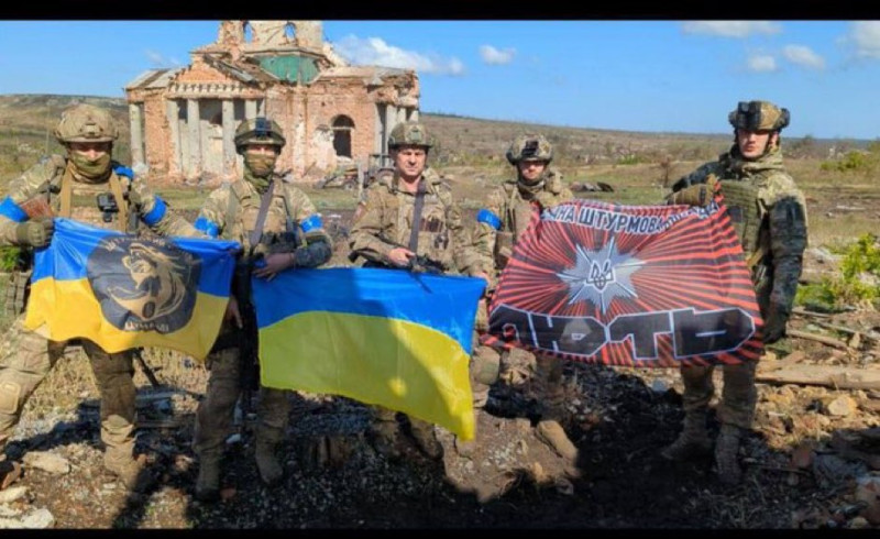 收復了克里什奇夫卡的烏軍們，高興展示烏克蘭國旗。   圖：翻攝自 (((Tendar)))  X（前推特）帳號