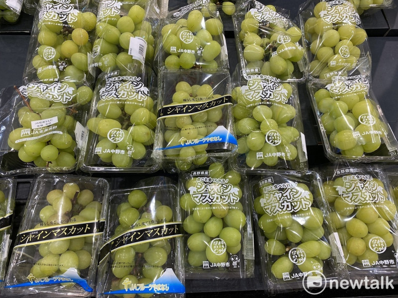東京高級超市麝香葡萄一串1000日圓以下。   圖：劉黎兒攝