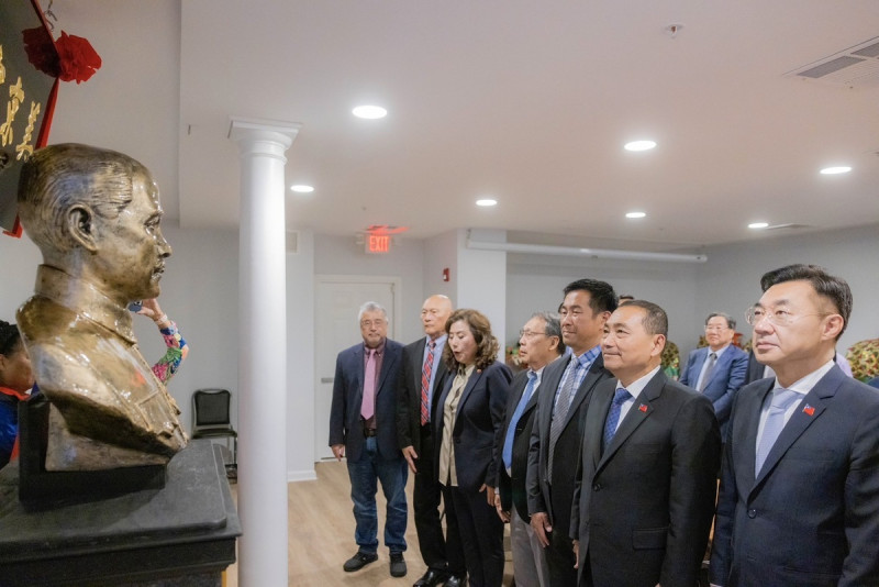 國民黨總統參選人侯友宜於美東時間17日抵達華府，拜訪美京中華會館，向國父孫中山先生的銅像致敬。   圖：侯友宜辦公室提供