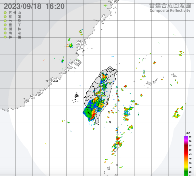 嘉義縣發布大雷雨即時訊息，持續時間將至17時30分，氣象署更特別針對嘉義縣草山溪(葫蘆谷)發布災防告警，需請民眾遠離。   圖：翻攝自中央氣象署官網