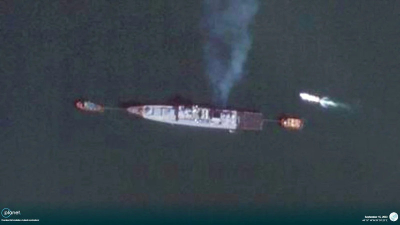 俄國黑海艦隊「馬卡羅夫」號護衛艦被拖回港口。   圖：翻攝自騰訊網