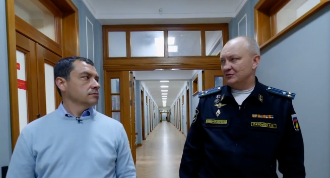 俄海軍航空兵司令帕霍莫夫(右)接受電視台採訪。   圖 : 翻攝自紅星電視台