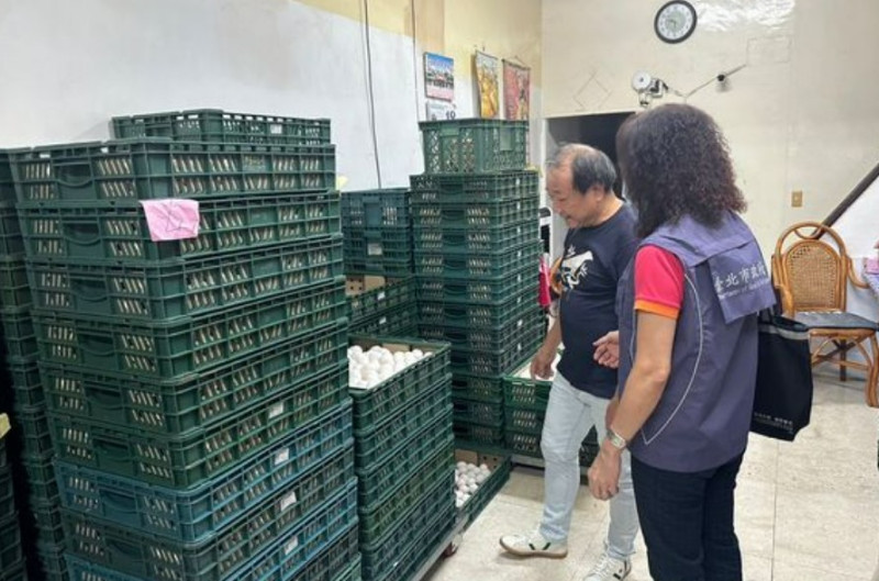 台北市衛生局前往蛋品工廠稽查。   圖：北市衛生局提供