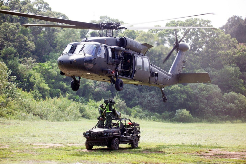 國防部所屬UH-60M黑鷹直升機，將於9月21日及23日清晨從松山機場及新竹機場出發博愛特區飛行，通過總統府上空實施飛行航線會勘及試航，為空中兵力操演揭開序幕。   圖：慶籌會提供