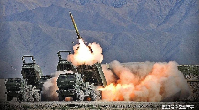 解放軍遠火部隊發射PHL191 型遠程多管火箭砲。   圖 : 翻攝自搜狐號/星空軍事