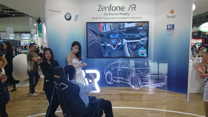 ASUS推出ZenFone VR，讓想體驗VR卻又不想帶一堆機器出門的民眾，有更簡單的方式體驗VR。   圖：游家平／攝