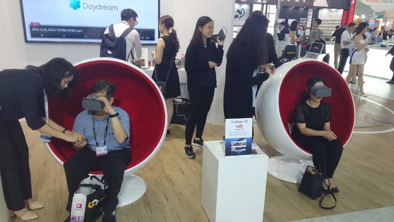 對於喜歡重度科技體驗的人，ZenFone也提供了VR顯示器，可以隨時與手機結合，讓使用者不再受限於高設備電腦，可以隨時享受虛擬實境。   圖：游家平／攝