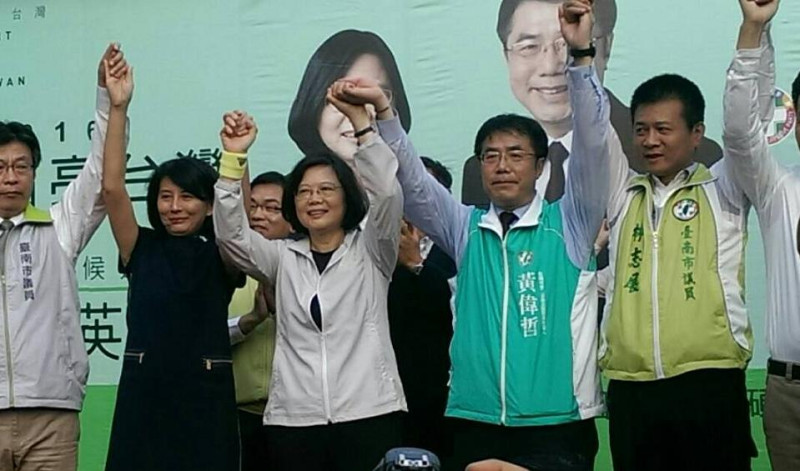 根據TVBS民調顯示，2018年台南市長選舉，立委黃偉哲支持度稱霸群雄。   圖:翻攝自黃偉哲臉書