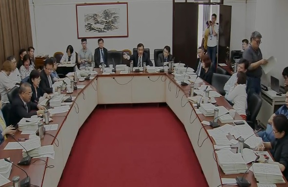 立法院今天下午由立法院長蘇嘉全召集各黨團，進行年金改革黨團協商，協商結果指出，各黨團將於6月10日提出修正動議，以利後續協商。   圖：翻拍自立法院直播