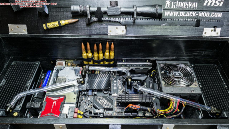 除了本次的RGB賓果機、夾娃娃機外，Team-Black Mod也有以軍武為題，利用電腦零件製作了武器箱。   圖：Team-Black Mod／提供
