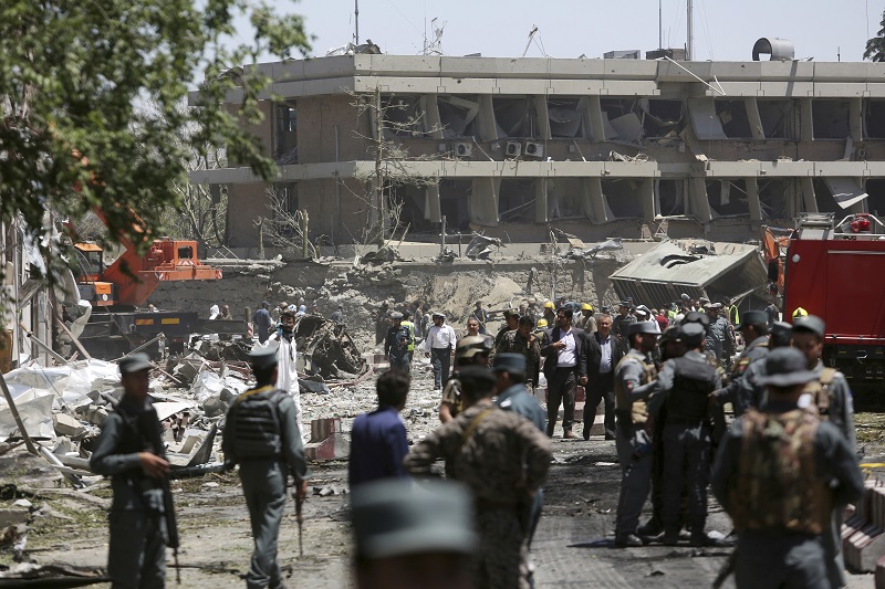 阿富汗首都喀布爾使館區今(31)日發生汽車炸彈攻擊，造成至少80人喪命、超過350人受傷，多國大使館建築受損。   圖片來源：達志影像/美聯社