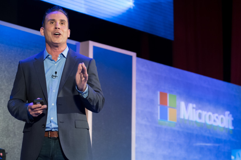 圖為微軟Windows行銷部門資深副總裁 麥特．巴羅 (Matt Barlow) 介紹Windows 10 Fall Creators Update的創新功能，包括在數位筆跡(Windows Ink)、3D、Windows 混合實境、安全性和遊戲的新創新。   圖：微軟／提供