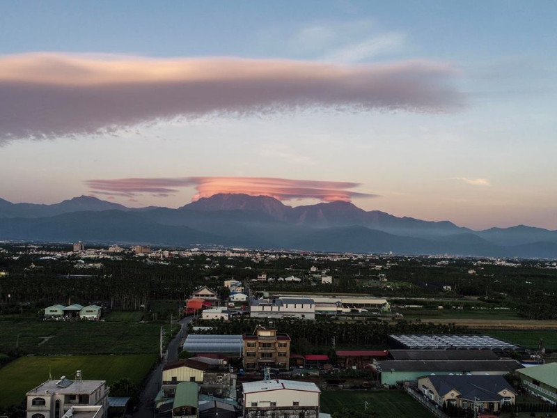 屏東縣長潘孟安在臉書貼出美麗天空的照片表示，「紅色的北大武山現身！」   圖：翻攝潘孟安臉書