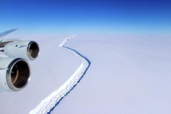 美國太空總署研究人員拍攝南極拉森冰棚裂綘照片，一路延伸200公里。   圖：NASA/John Sonntag