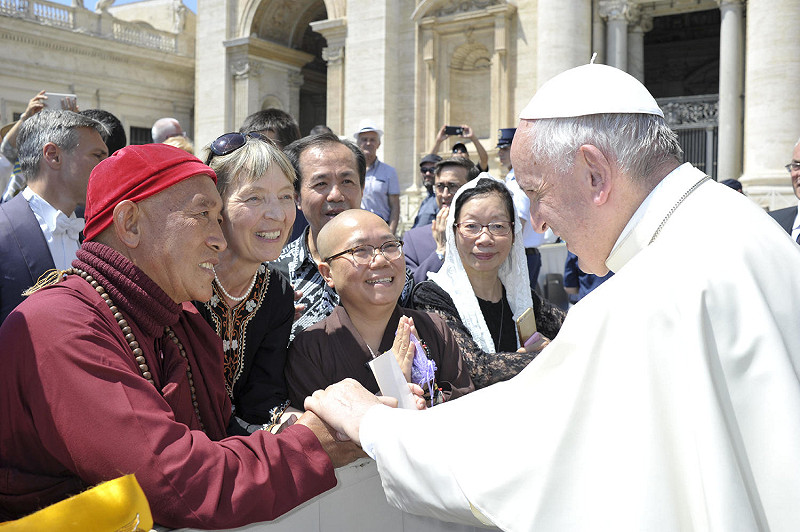 台灣靈鷲山心道法師與教宗方濟各（Pope Francis）首度會面   圖：靈鷲山提供