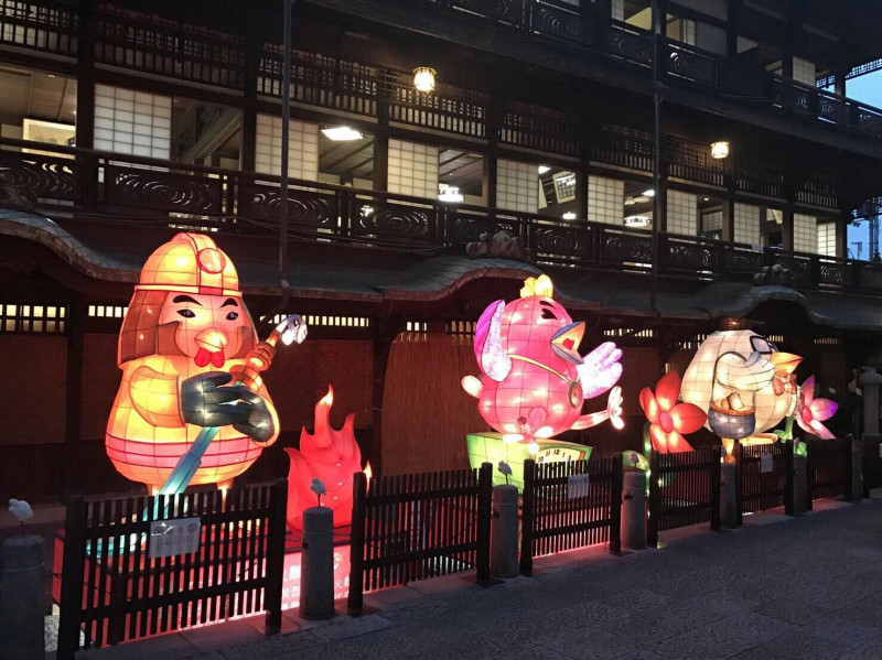 五德雞中的打火雞、咕咕雞及狀元雞佇立在道後溫泉本館旁，發出絢爛的光彩   圖：台北市政府觀光傳播局提供