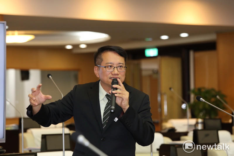台南市議員蔡旺詮指出，中央推動一例一休政策造成中小企業負擔，勞資雙方都不滿意。   圖 : 黃博郎/攝