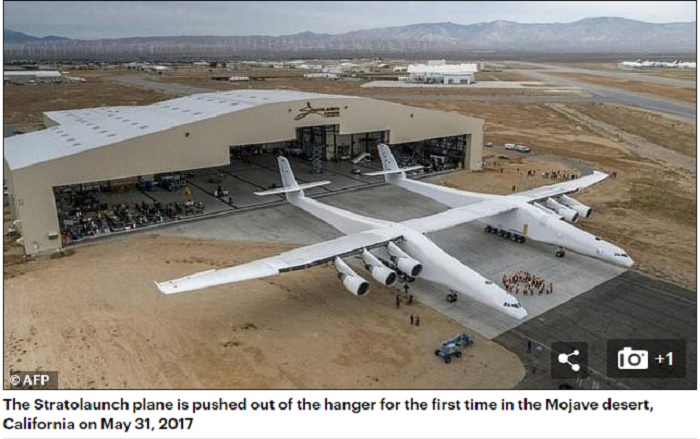 暱稱大鵬（Roc）的巨型飛機照片1日在加州莫哈維太空站（Mojave Air and Space Port）的飛機棚現身，準備進行加油測試。   圖：翻攝Daily Mail網站