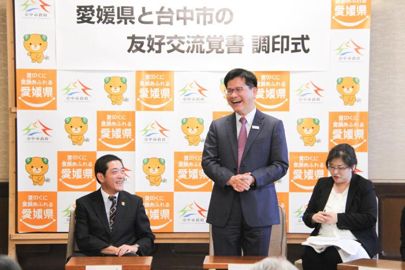 台中市長林佳龍（中）訪問日本愛媛縣，與知事中村時廣（左）相見歡。   圖：台中市政府提供