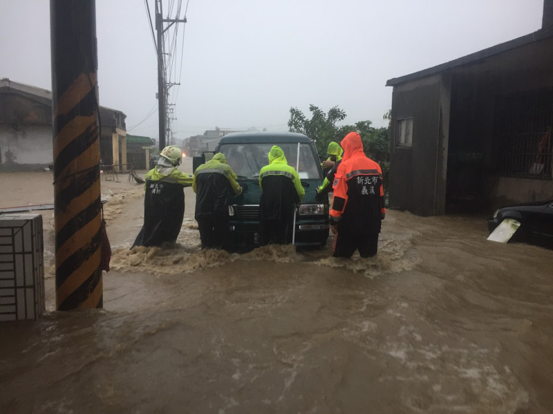 2017.06.02今年最大鋒面雷雨襲新北市市金山區三界壇一帶，道路積水成河。   圖:新北市消防局提供