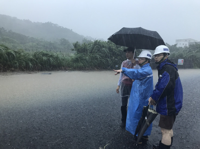 2017.06.02今年最大鋒面雷雨襲新北市長朱立倫一早趕赴三芝勘災。   圖:翻攝自新北市政府網站