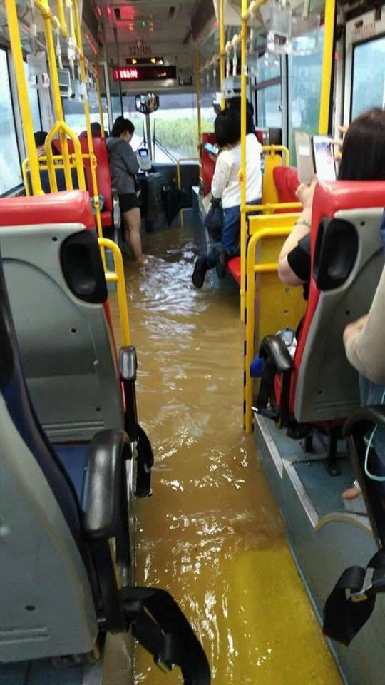 2017.06.02今年最大鋒面雷雨襲新北市三芝市區公車上也淹大水
   圖:翻攝北海岸全民聯盟公社臉書     