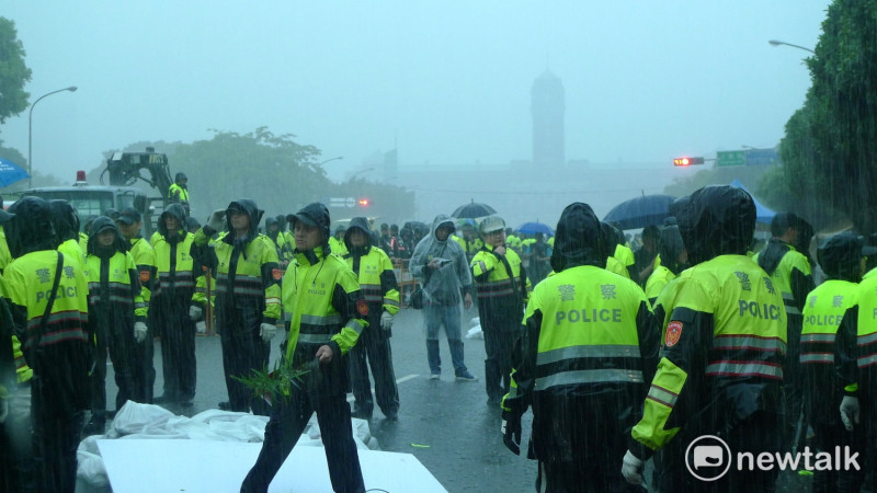 台北市警察局中正一分局2日調動內湖等分局，出動超過200名警力清空凱道及人行道帳篷、彩繪石頭、藝術品與獨木舟。   圖：汪少凡／攝