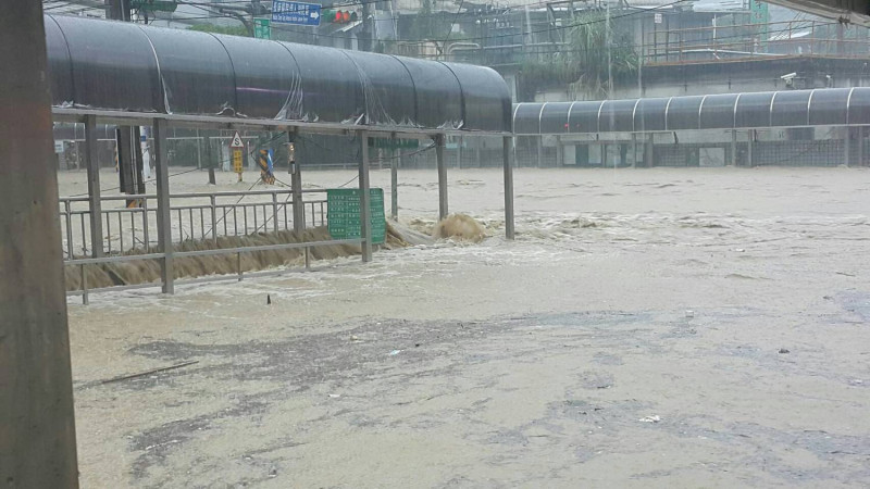 台北市基隆河沿線河川疏散門自今天下午１點陸續關閉，預計至下午2：30全數關閉。   圖 : 翻攝自網路