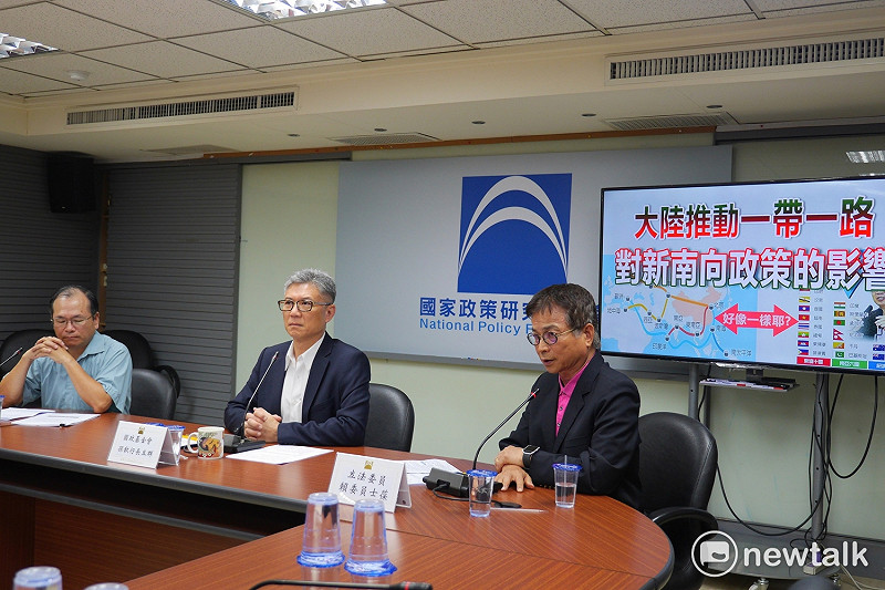 國家政策研究基金會經發財政組召集人林祖嘉表示，一帶一路除了投入基礎建設之外，對沿路國家而言，帶動不容忽視的經濟開發區，台灣不能再無視中國崛起的影響力，呼籲蔡政府應正視與中國的關係。   圖：趙婉淳/攝