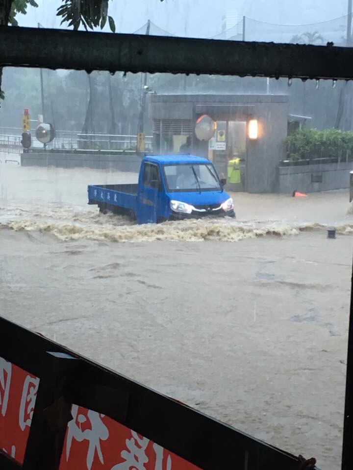 暴雨來襲，外雙溪溪水暴漲，導致東吳大學外雙溪校區淹水，學校公務車也浸泡在水裡。   圖:東吳大學學生林沂庭提供
