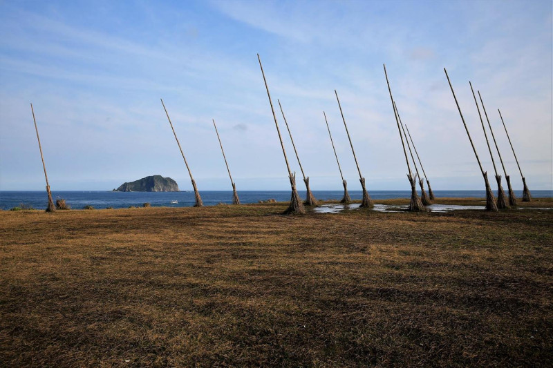 八斗子潮境公園上，一把把巨型掃帚矗立，宛若進入魔法世界   圖：基隆旅遊網提供