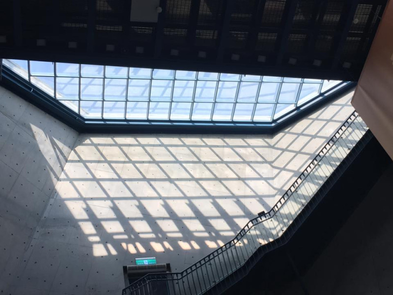 十三行博物館的灰色長梯是熱門的拍照景點，甚至有民眾在此拍攝婚紗   圖：新北市立十三行博物館提供